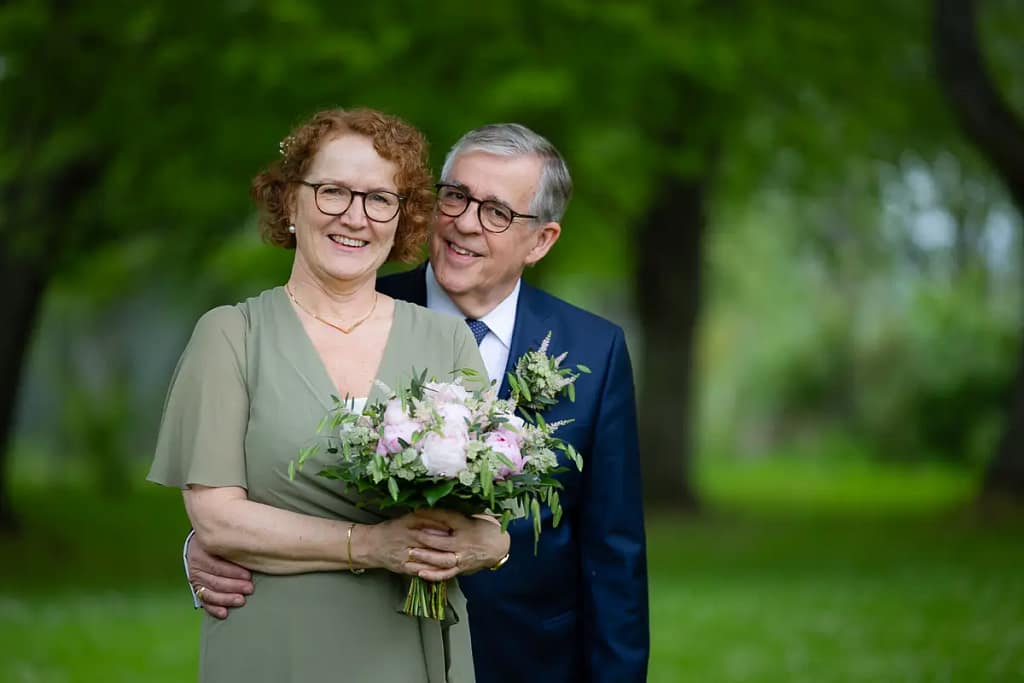 Porträttbild brudpar utomhus