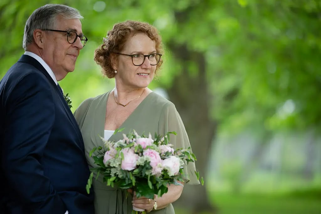 Porträttbild brudpar utomhus