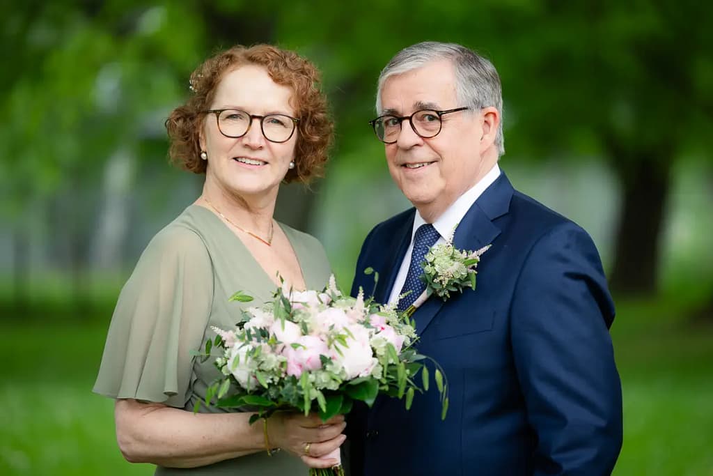 Porträttbild brudpar utomhus