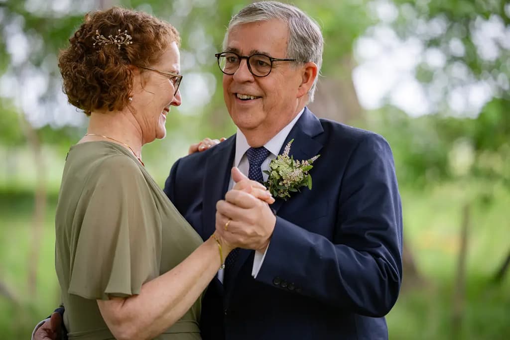 Porträttbild brudpar utomhus