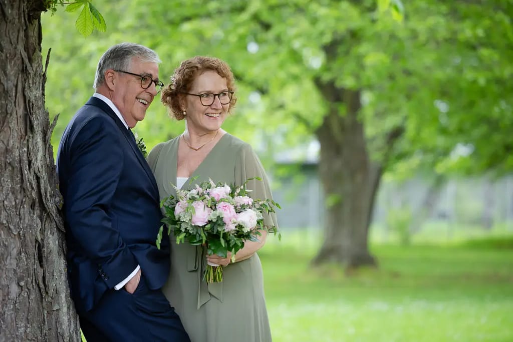 Porträttbild brudpar utomhus