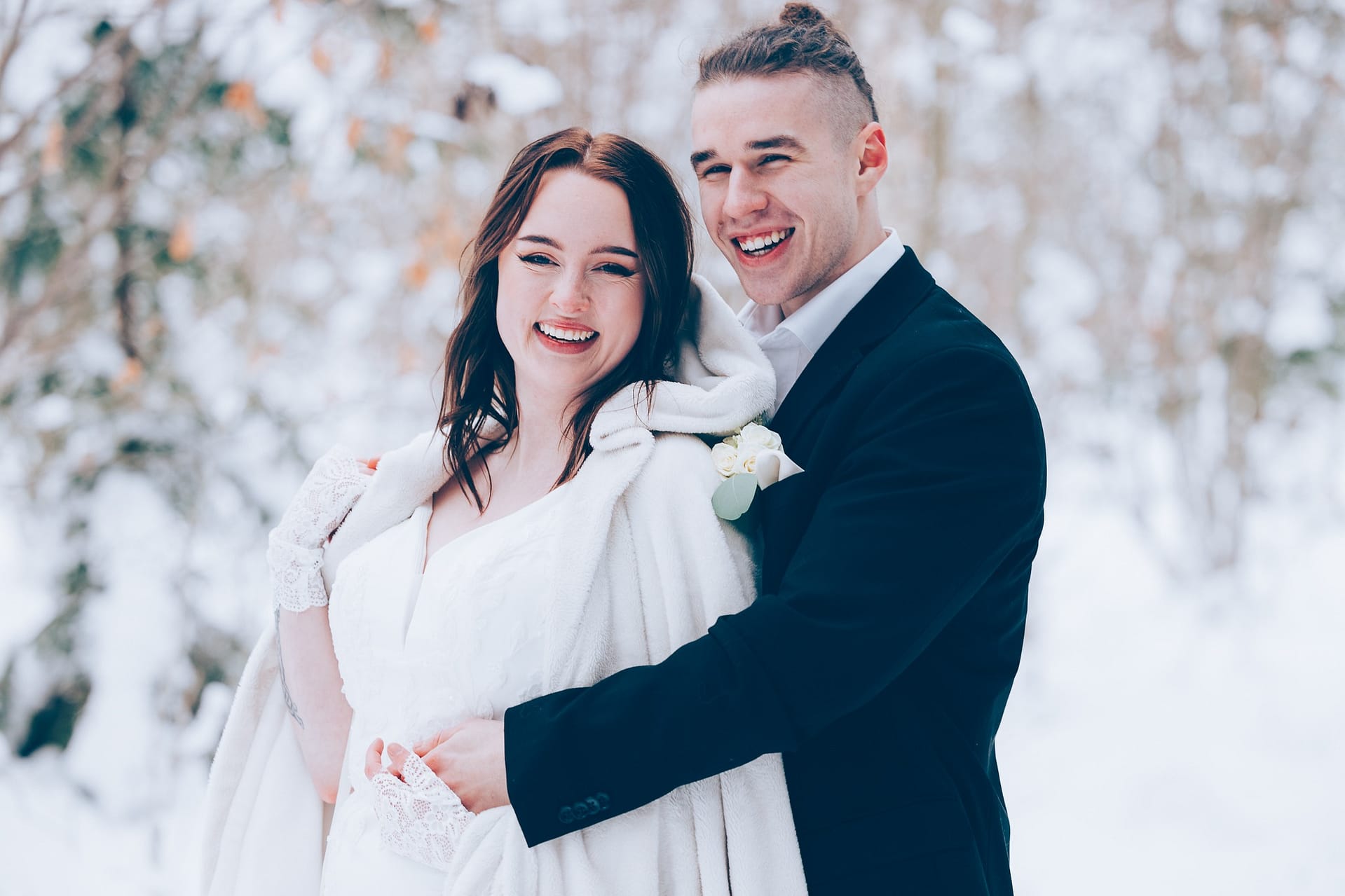 Brudpar vinterlandskap