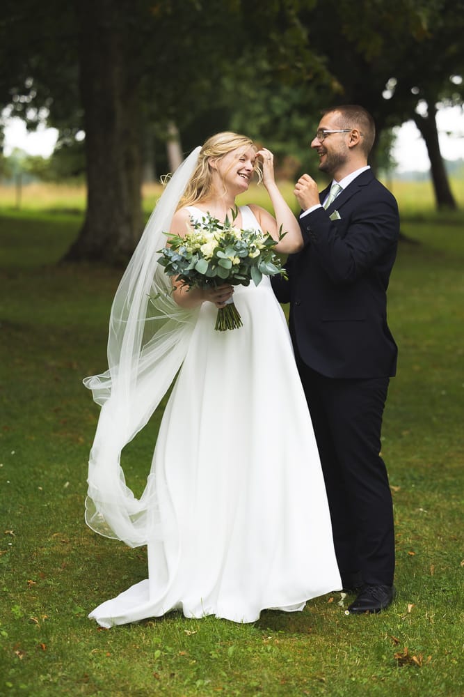 Brudpar med lång slöja