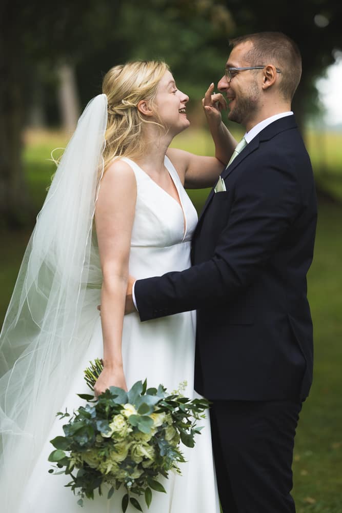 Brudpar som busar och skrattar