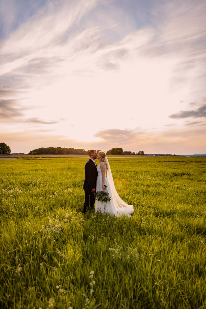 Brudpar i solnedgång, golden hour