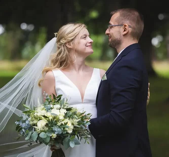 Brudpar utomhus som tittar på varandra