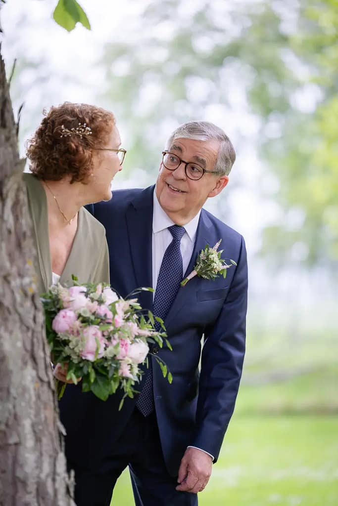 Porträttbild brudpar utomhus