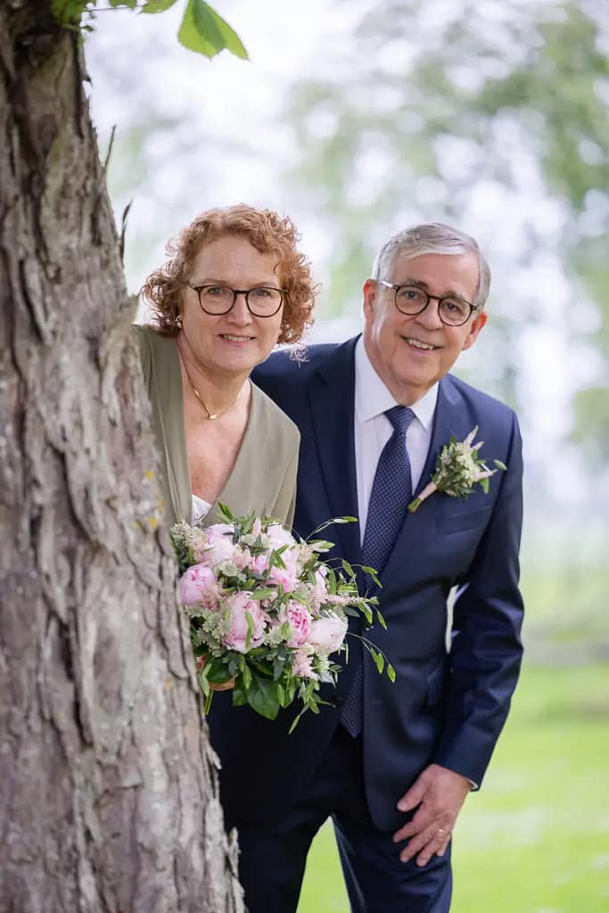 Porträttbild brudpar utomhus