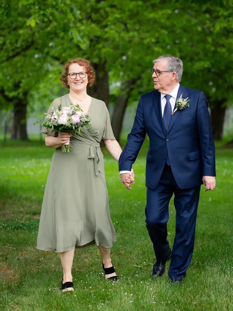 Porträttbild brudpar utomhus