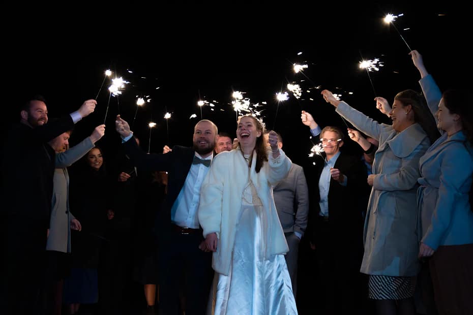 Sparkler exit vid vinterbröllop